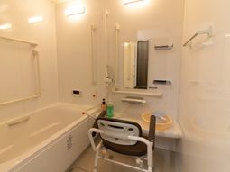 バリアフリー設計の浴室