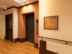 廊下と案内図の風景