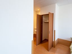 清潔な室内と開いた扉