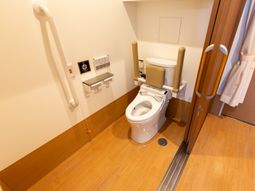 手すり付きのトイレ