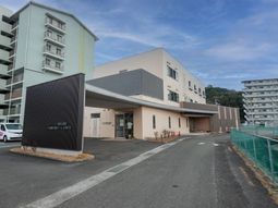 建物外部と掲示板