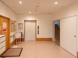 廊下とエレベーターの風景