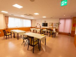 明るい食堂の様子