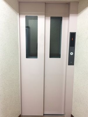 エレベーターの閉じた扉