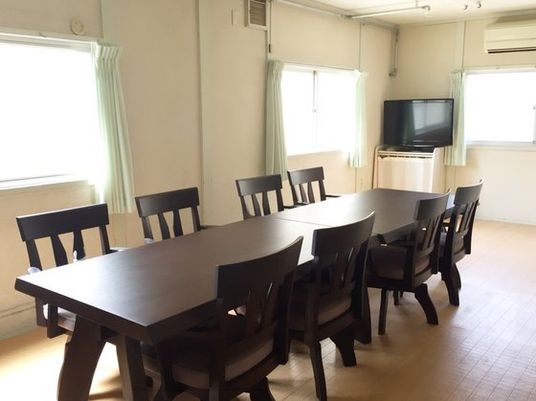 明るいテーブルとテレビの部屋