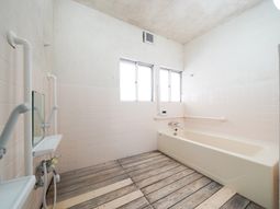清潔な浴室の内観