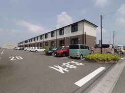 広い駐車場の建物外観