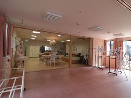 機能訓練器具のある広間