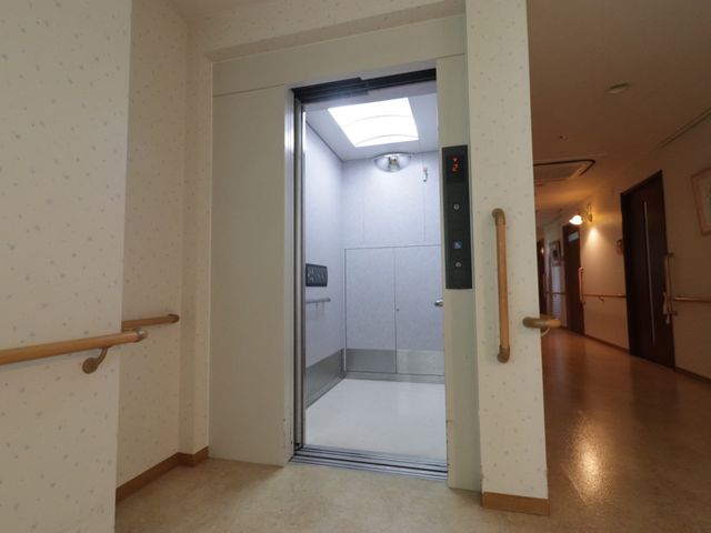 廊下に開くエレベーター