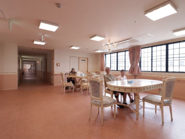 広々とした明るい居室