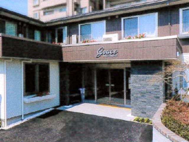 施設の入口と外観 玄関 明るく開放的なエントランスは、来訪者を暖かく迎え入れます。ご応募をお考えの方へ、こちらは働く環境の一端です。