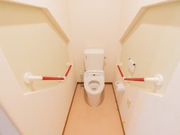 手すり付きのトイレ