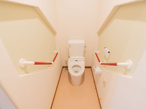 手すり付きのトイレ