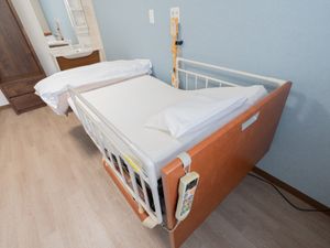 明るいベッドの居室