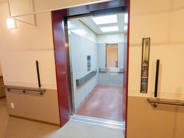 開放的な内部空間のエレベーター エレベーター 広々としたエレベーターは、スムーズな移動をサポートします。明るい照明で安心感があります。