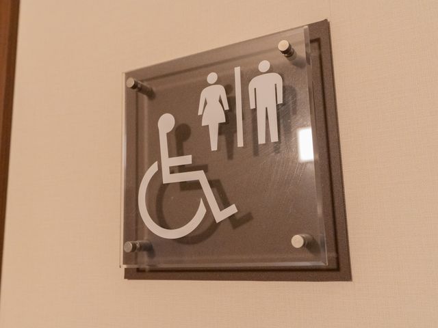 ピクトグラムの看板 看板 ユニバーサルデザインのトイレは、車椅子にも対応しています。スタッフに優しい環境です。
