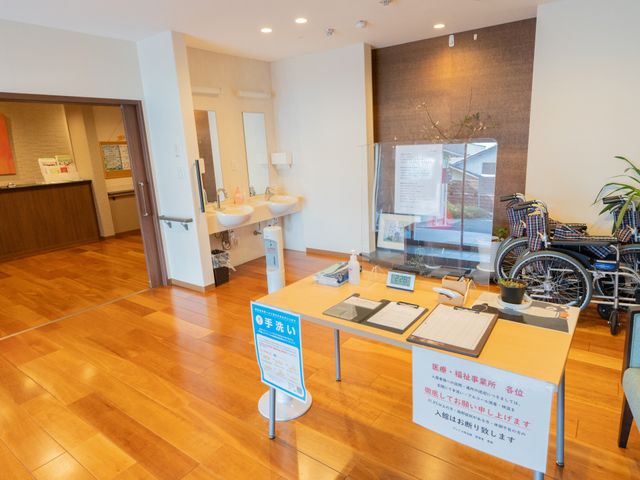 入り口付近の様子 エントランス 広々した明るいエントランスです。手前には案内用の机が設けられており、訪れる人を暖かく迎えます。