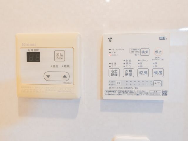 操作パネルのボタン 浴室 シンプルな温度設定パネルがあり、操作も簡単です。快適な入浴が楽しめます。