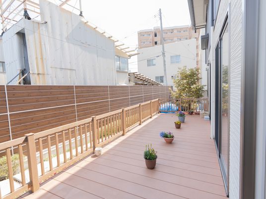 植物が飾られたテラス