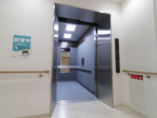 部屋と廊下をつなぐエレベーター