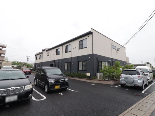 モダンな外観の建物