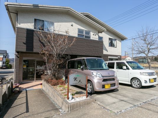 施設外観と駐車場の風景