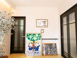 エントランスの壁画と植物