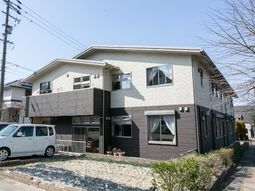 明るい外観の建物