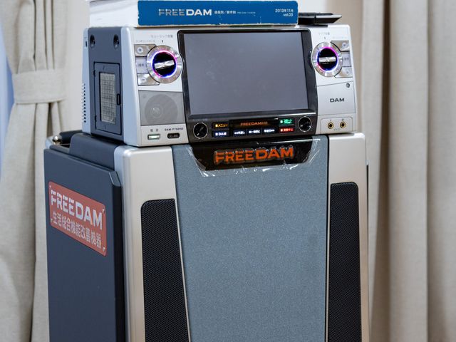カラオケセットの部屋 カラオケ機器 楽しい時間を提供するカラオケセットが設置されています。音楽を通じて交流が広がります。