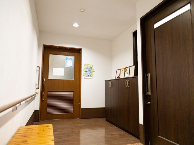 温かみのある廊下 廊下 木目調のドアと収納が温かみを添える空間です。落ち着いた環境で日々の生活をサポートします。