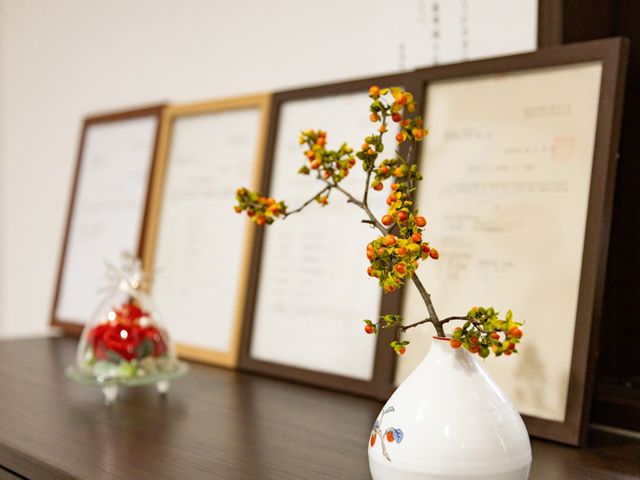花が飾られた棚 内観 シンプルで落ち着いた内装の空間には、季節の花が飾られており、癒しの時間を提供します。
