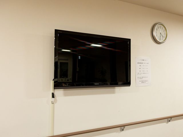 廊下の壁に掛けられたテレビ ダイニングルーム 壁掛けテレビで情報を確認できる廊下です。さまざまな情報をリアルタイムで提供しています。
