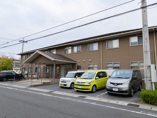 駐車スペースと入口外観 外観 駐車スペースがあり、アクセスしやすい施設の入口です。天候に関係なく安心して訪問できます。