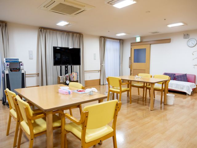 広々としたリビング リビング 大きな窓から自然光が差し込むリビングでは、ゆったりとくつろげます。テーブルスペースも豊富です。