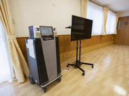 カラオケ設備のあるラウンジ