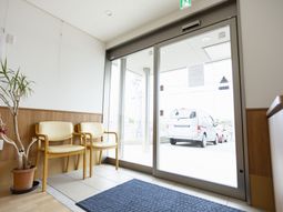 木の椅子と観葉植物の入り口