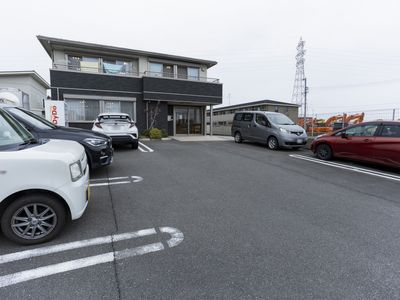駐車場のある外観