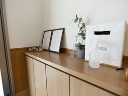資料と植物の置かれた棚