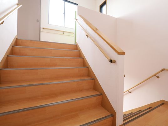 手すり付きの木製階段