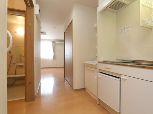 居室のキッチンと入口