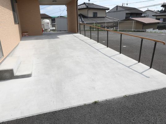 手すり付きのスロープ