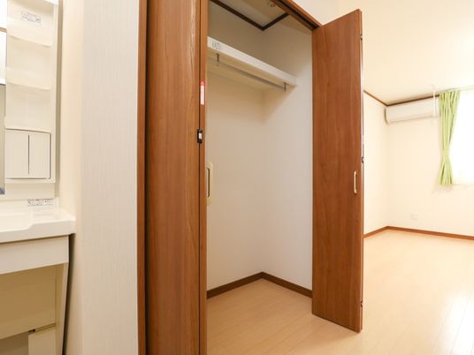 シンプルな個室のドア