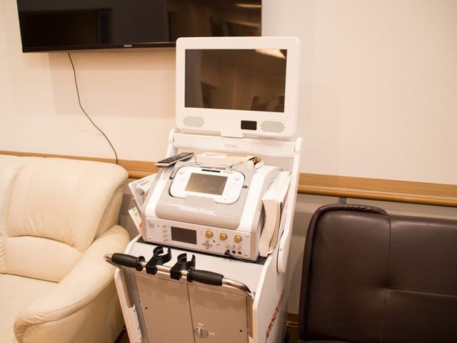 暖かい雰囲気のリビング 娯楽室 心地よいリビングで、最新の設備が整っており、利用者の方々の健康サポートを強化しています。