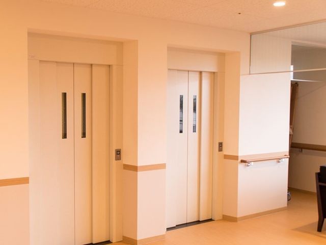 清潔なエレベーター扉 エレベーター 手入れの行き届いたエレベーターは日々の移動をサポートします。快適な環境で働くことが望めます。