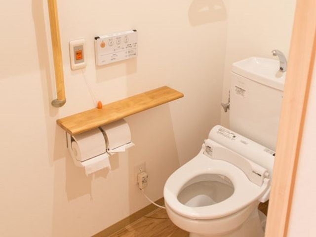 バリアフリートイレ設備 トイレ 清潔で使いやすいトイレには手すりや緊急呼び出しボタンが備わり、安心してご使用いただけます。