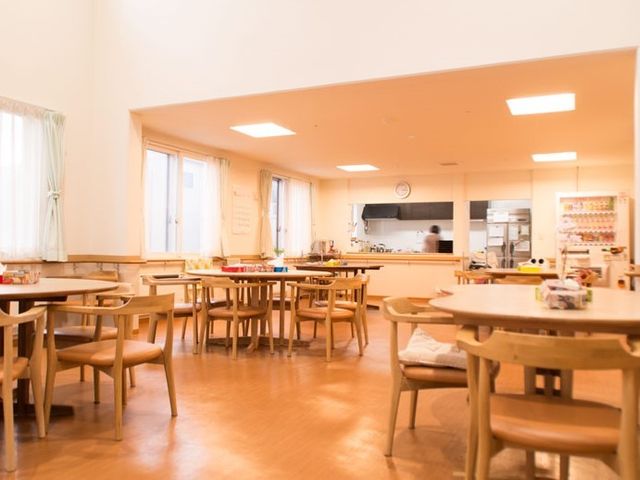 開放感のあるダイニング 食堂 ぬくもりを感じる木製のテーブルと椅子が整然と配置された食堂です。キッチンから提供される心温まる食事をお楽しみいただけます。