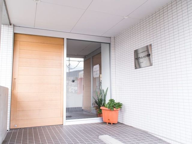 明るいエントランス画面 玄関 暖かい色合いのエントランスは招待感があり、訪れる方を優しく迎え入れます。アクセスしやすい場所にあり、就業を希望される方にもご安心いただけるでしょう。