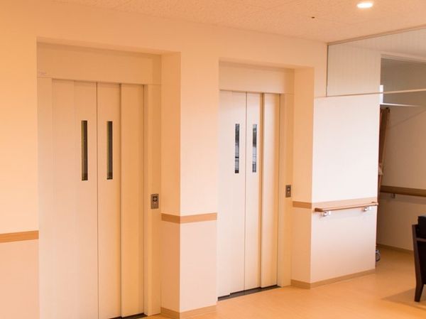 清潔感ある廊下のエレベーター