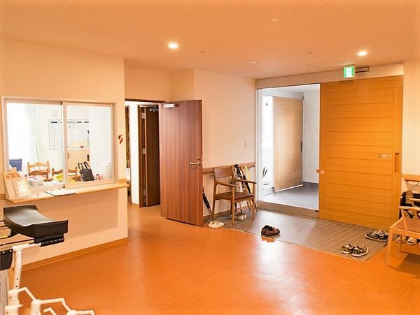 明るい廊下と受付エリア