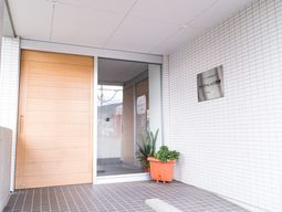 清潔感あるエントランス